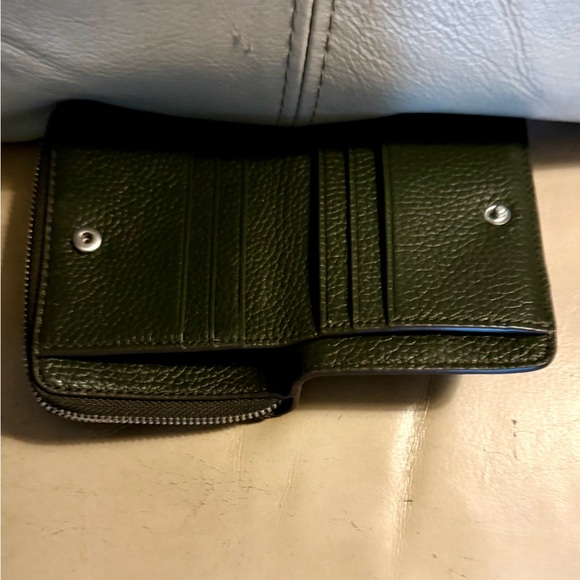 Tory Burch Emerson Wallet. Beautiful deep green pebbled leather. No Flaws. - Picture 4 of 7